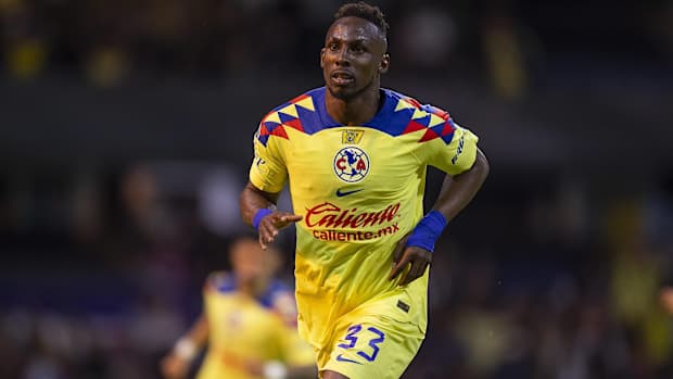 Julian Quinones celebra su gol 3-2 de America durante el partido America vs Santos